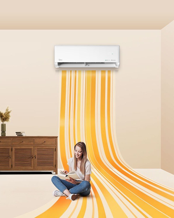 Midea Solstice Klimaanlage heizt ein Wohnzimmer